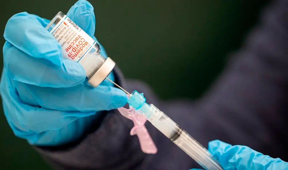 El presidente estadounidense se puso como objetivo en sus primeros 100 días tener 100 millones de vacunaciones, pero este lunes aumentó esa cifra a 150 millones. Foto: EFE