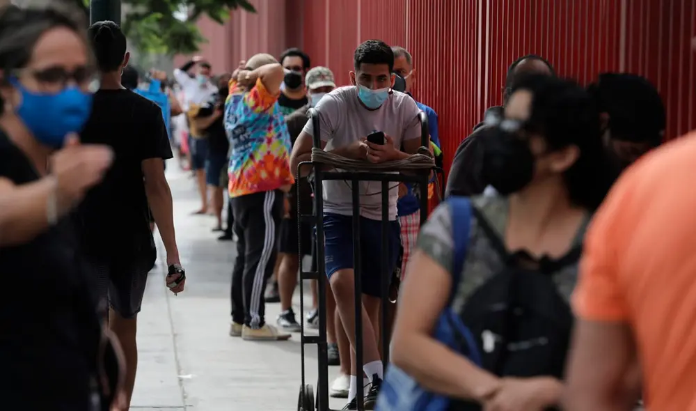 Ciudadanos realizan compras ante anuncio de la cuarentena desde el 31 de enero. Foto: Jorge Cerdan / La República