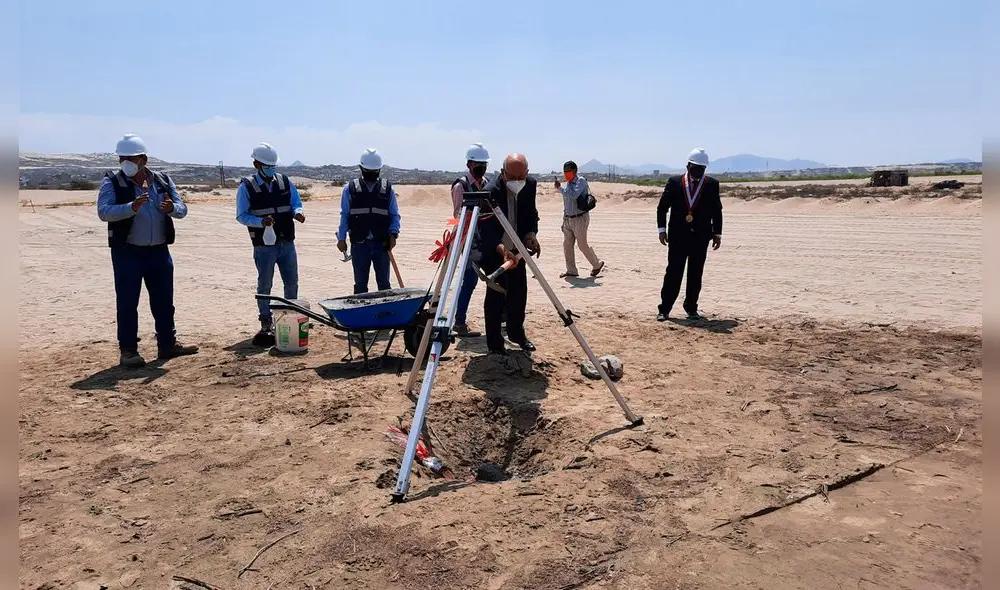 El rector Sixto Díaz Tello, colocó la primera piedra. Foto: UNS El rector Sixto Díaz Tello, colocó la primera piedra. Foto: UNS