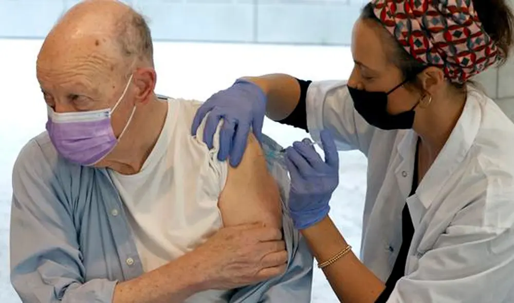 Israel comenzó esta semana la campaña de vacunación contra la COVID-19 en estudiantes de entre 16-18 años en mira a la próxima reactivación del sistema educativo. Foto: AFP