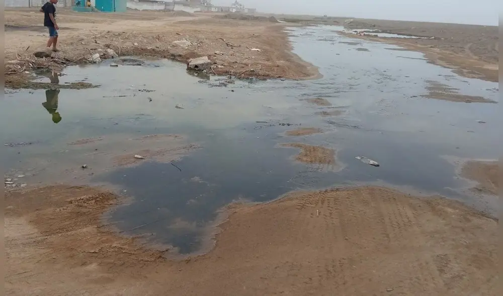 Vecinos lamentan que no se les haya beneficiado con los servicios básicos y que los desagües sigan contaminado el balneario. Foto: Lizette Ramírez