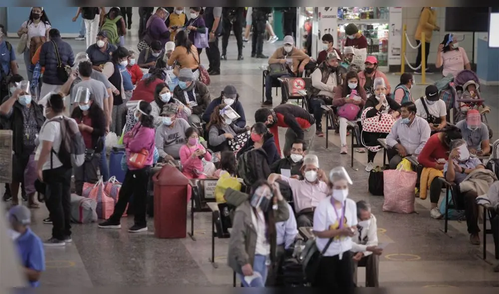 En terminales terrestres de Arequipa y Tacna se registra un movimiento inusual de pasajeros con destino a Lima. Foto: La República En terminales terrestres de Arequipa y Tacna se registra un movimiento inusual de pasajeros con destino a Lima. Foto: La República
