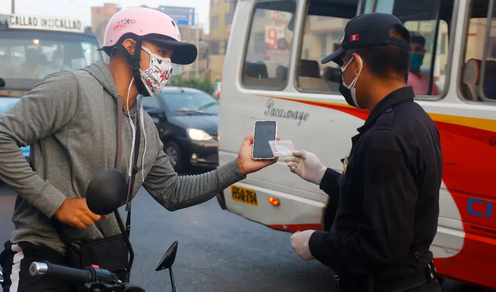 El pase laboral 2021 debe ser presentado por los trabajadores de las actividades permitidas (fase 1 y fase 2). Foto: Grupo La República El pase laboral 2021 debe ser presentado por los trabajadores de las actividades permitidas (fase 1 y fase 2). Foto: Grupo La República