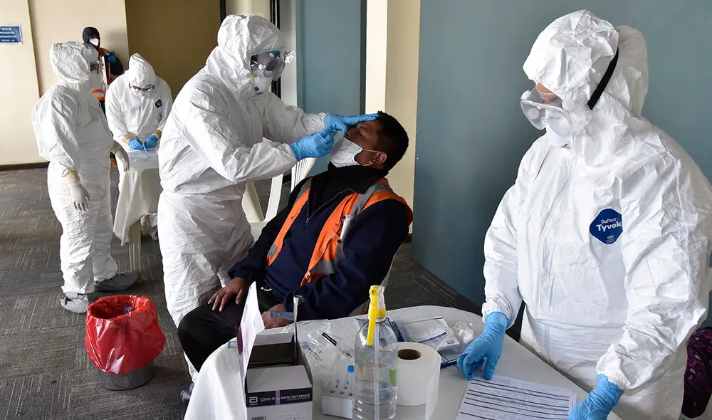 La variante del SARS-CoV-2, detectada en Reino Unido, se halla presente en un mínimo de 70 países, según la OMS. Foto: AFP