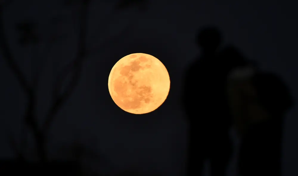 La primera luna llena de 2021 ya es apreciada en Kathmadu, Nepal. Foto: AFP