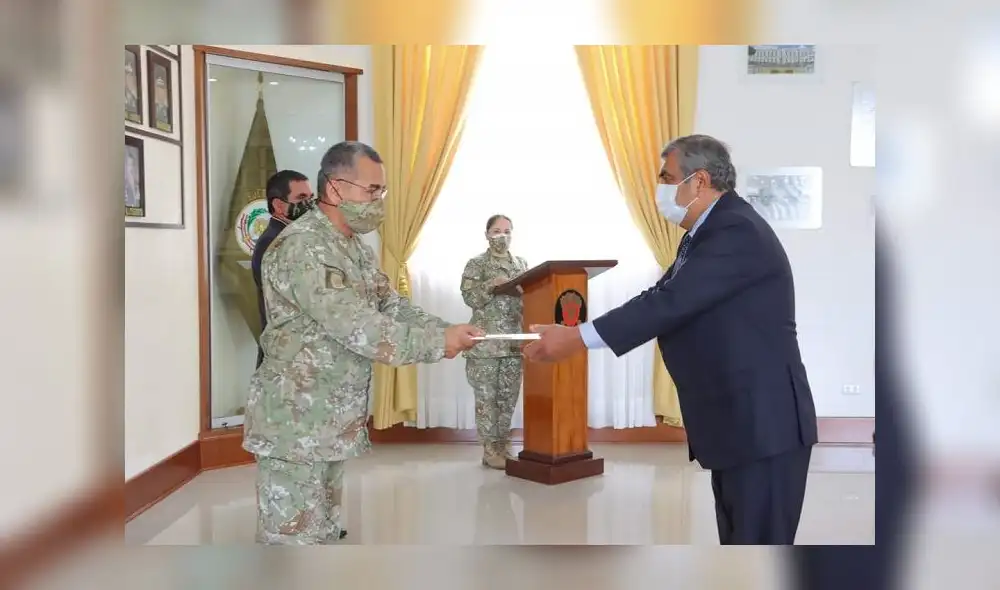 Ejército entregó diplomas a las autoridades regionales.