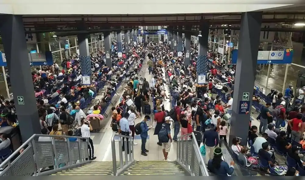Los ciudadanos no respetan el distanciamiento social en las colas. Foto: cortesía de Gladis Laime al Whatsapp GLR
