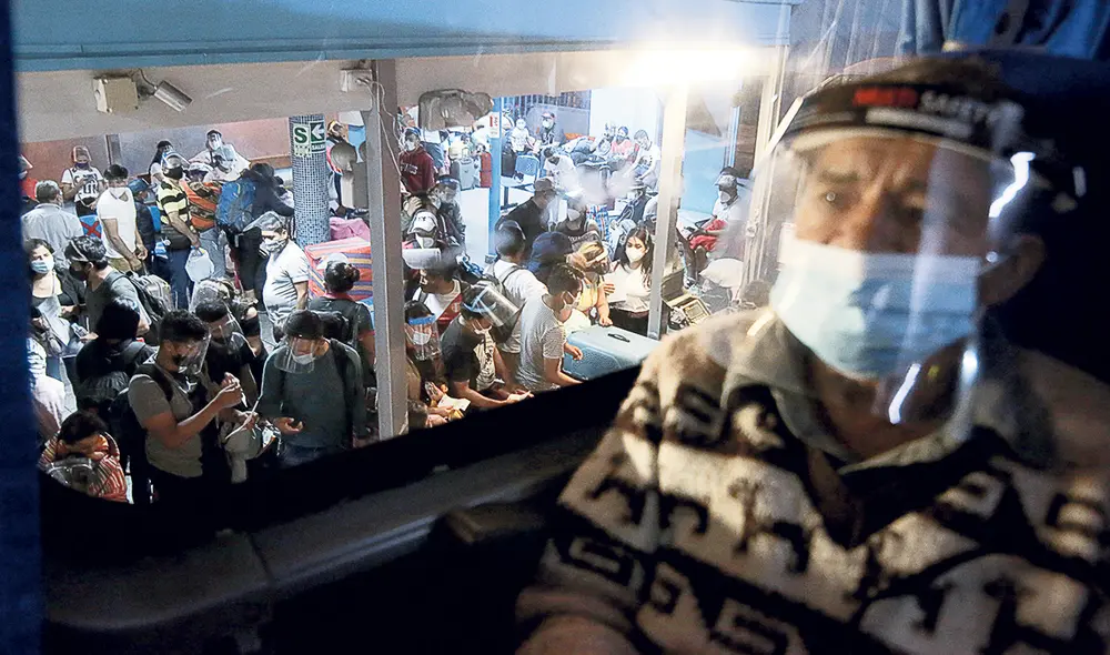 La desesperación por viajar generó aglomeración y el aforo en las agencias colapsó elevando el riesgo de contagio para todos. Foto: John Reyes/La República La desesperación por viajar generó aglomeración y el aforo en las agencias colapsó elevando el riesgo de contagio para todos. Foto: John Reyes/La República