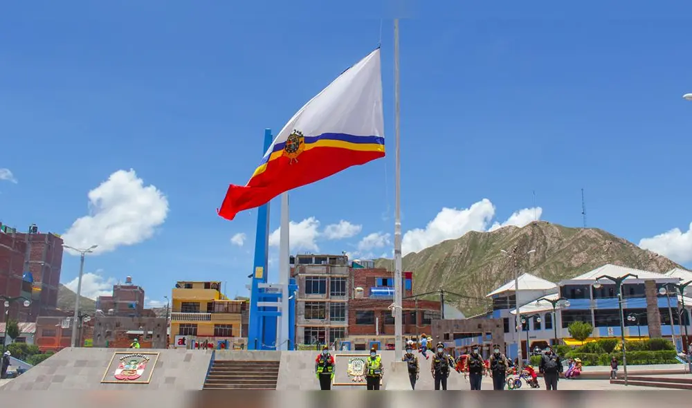 La comuna hizo la bandera del distrito a media asta en señal de duelo. Foto: Municipalidad de Desaguadero.