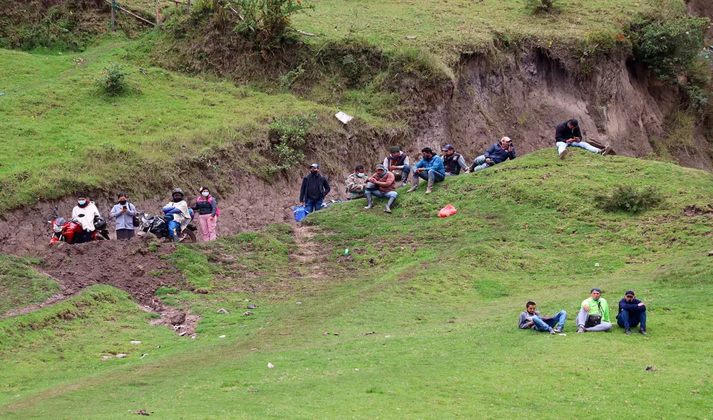 Migrantes venezolanos descansando en una de las colinas junto al cauce del fronterizo río Carchi, mientras esperan que se disperse una operación conjunta militar entre Ecuador y Colombia para evitar al tránsito por pasos ilegales. Foto: EFE