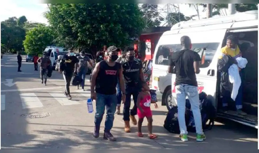 Todas las personas intervenidas fueron trasladadas a una dependencia policial para iniciar las investigaciones. Foto: PNP Todas las personas intervenidas fueron trasladadas a una dependencia policial para iniciar las investigaciones. Foto: PNP