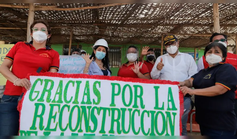 Amalia Moreno de la ARCC y el alcalde Marcos Gasco en inicio de obras de reconstrucción de colegios. Fotos. ARCC. Amalia Moreno de la ARCC y el alcalde Marcos Gasco en inicio de obras de reconstrucción de colegios. Fotos. ARCC.