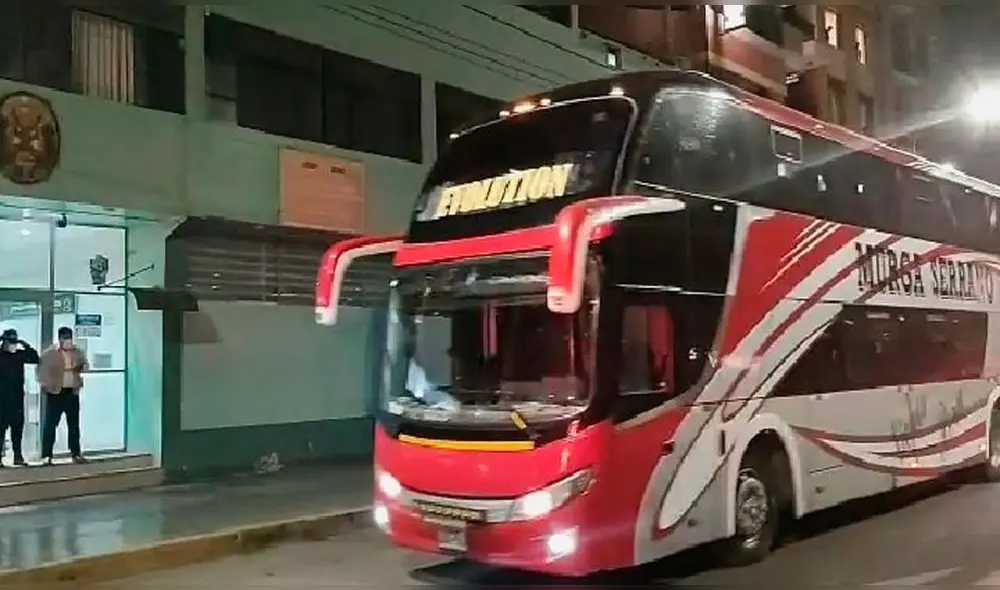 Bus con pasajeros fue llevado hasta la sede de Seguridad del Estado. Foto: Tvi Noticias