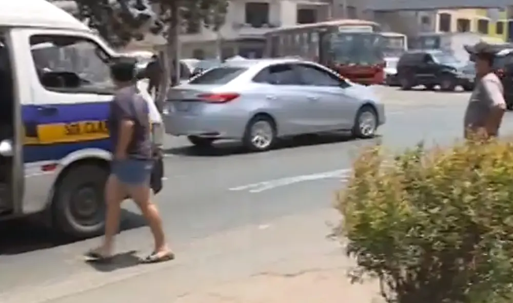 Agraviada abordó vehículo en un grifo de la cuadra 32 de la avenida Perú. Foto: captura de Canal N Agraviada abordó vehículo en un grifo de la cuadra 32 de la avenida Perú. Foto: captura de Canal N