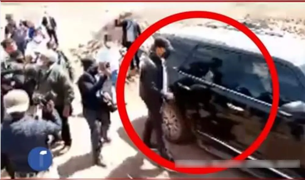 Forsyth tuvo que retirarse del lugar ante el rechazo de las personas. Foto: captura radio Onda Azul