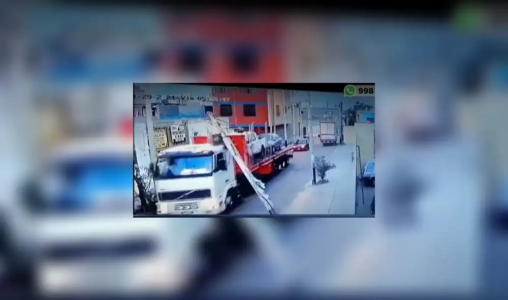 Accidente se produjo en estrecha vía de la urbanización Zavaleta. Foto: captura de Canal N