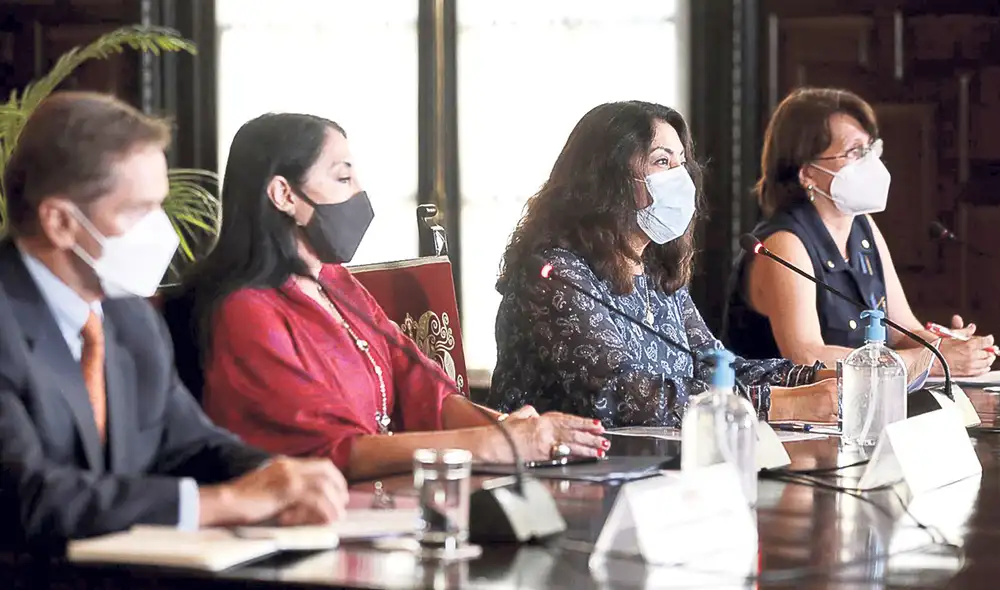 Anuncio. Carlos Neuhaus y ministras Astete y Bermúdez. Foto: difusión Anuncio. Carlos Neuhaus y ministras Astete y Bermúdez. Foto: difusión