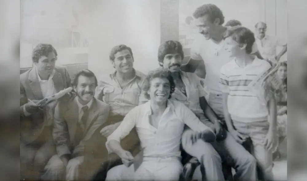 Carrazco, Alvarado, Pérez, Bustamante, Obando y Ernesto Neyra en la sala de espera del aeropuerto (Foto: Galería club Melgar)