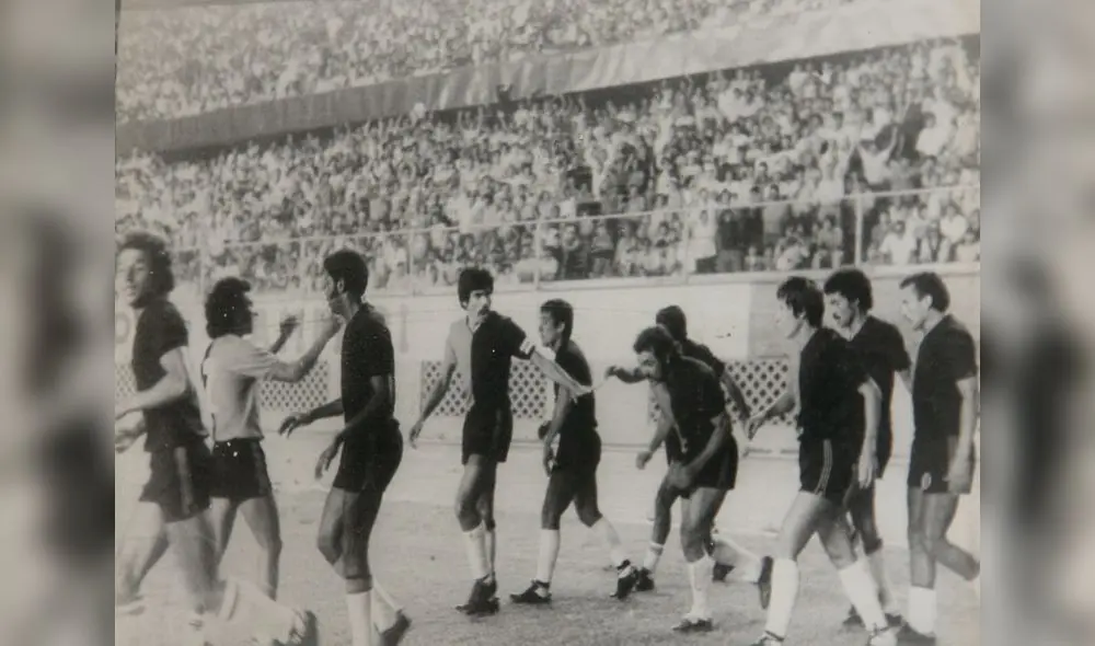 Salto a la cancha del estadio Nacional de Lima repleto de hinchas de Cristal (Foto: Galería FBC Melgar)