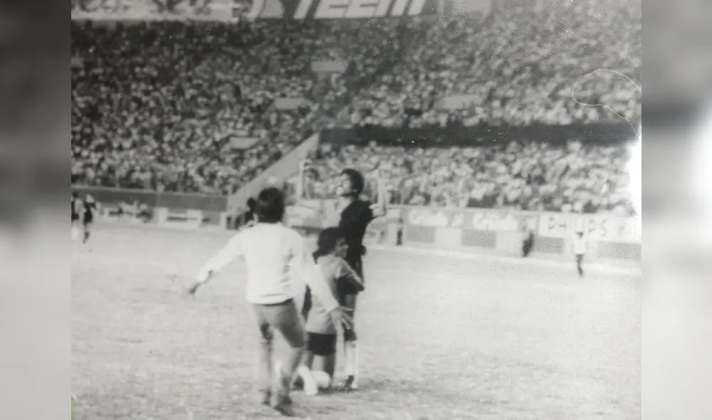 El capitán Raúl Obando festeja el título nacional (foto: Galería Club Melgar)