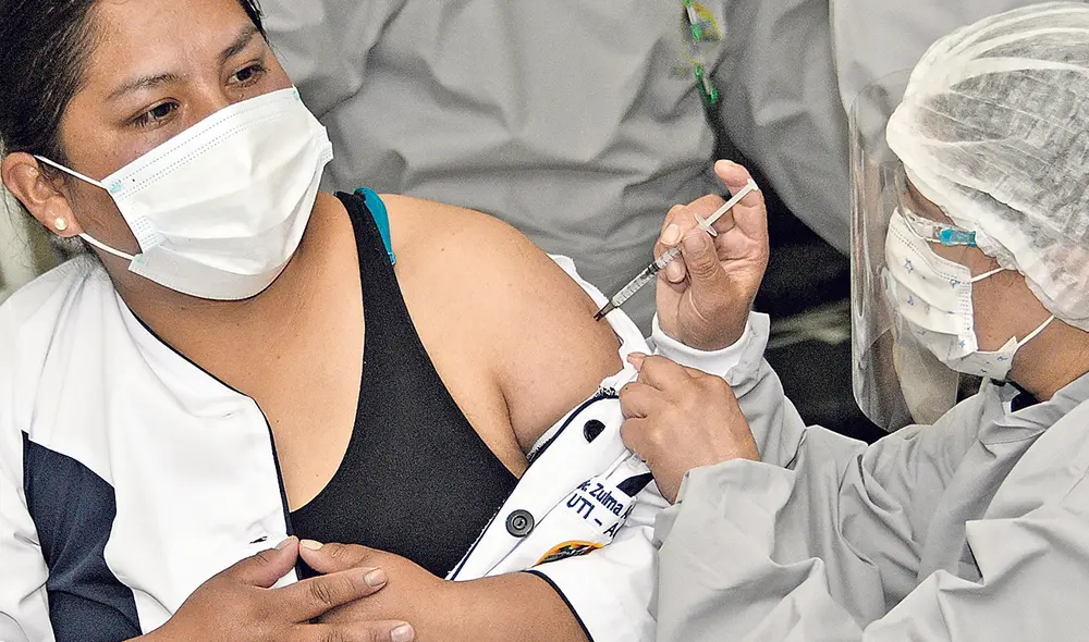 La primera. Como en otros países, en el Perú será una enfermera la primera persona en recibir la vacuna. Aún no se decide quién será la elegida para este evento. Foto: AFP La primera. Como en otros países, en el Perú será una enfermera la primera persona en recibir la vacuna. Aún no se decide quién será la elegida para este evento. Foto: AFP