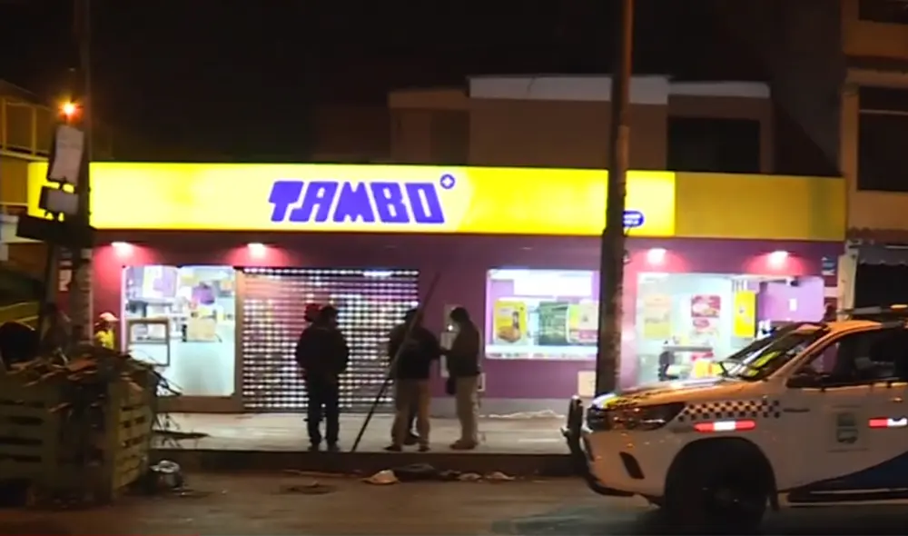 El ingreso no pasó desapercibido por los efectivos policiales que estaban cerca del minimarket. Foto: captura de América.