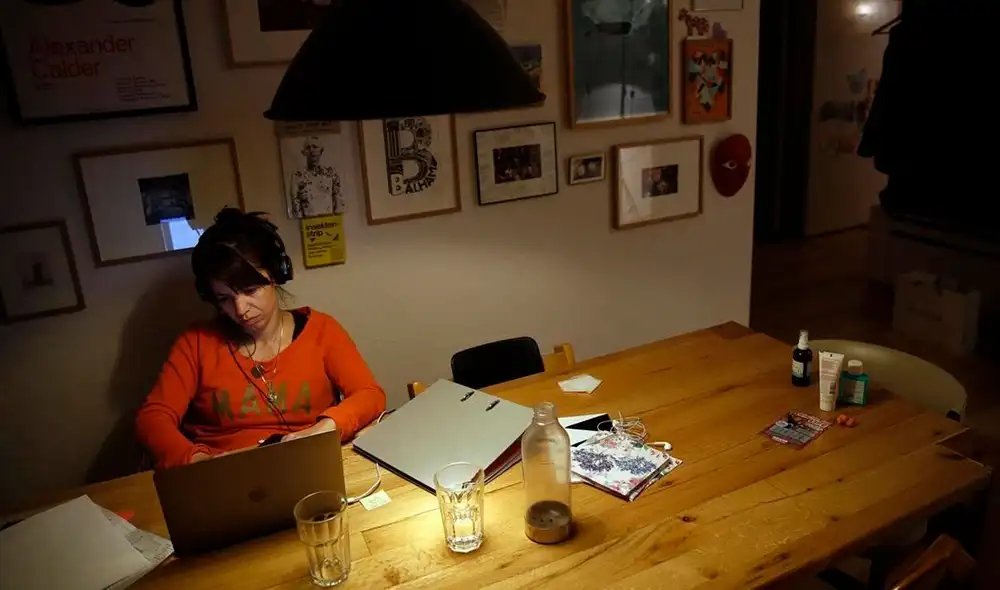 El acuerdo obliga a las empresas a flexibilizar los horarios de trabajo, reducir la ocupación en las oficinas y a proveer mascarillas medicinales (quirúrgicas o FPP2) a sus trabajadores. Foto: El periódico El acuerdo obliga a las empresas a flexibilizar los horarios de trabajo, reducir la ocupación en las oficinas y a proveer mascarillas medicinales (quirúrgicas o FPP2) a sus trabajadores. Foto: El periódico