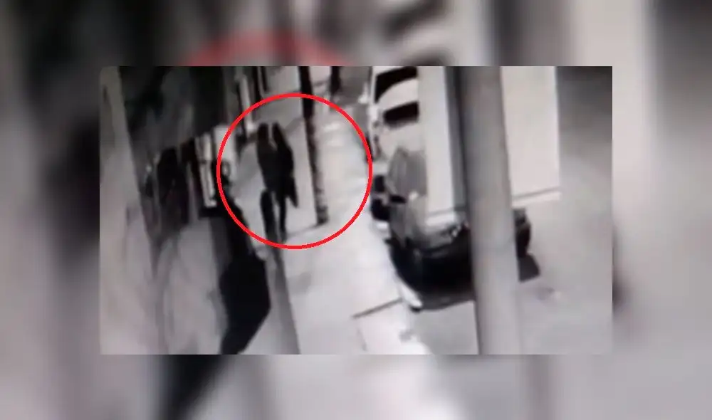 Sujeto se dieron a la fuga en un auto blanco de lunas polarizadas. Foto: captura de América TV Sujeto se dieron a la fuga en un auto blanco de lunas polarizadas. Foto: captura de América TV