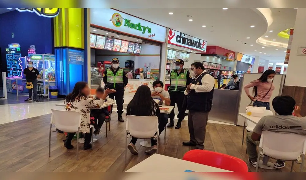 Gerente observó que mesas en el patio de comidas están muy juntas y las personas generan aglomeraciones. Foto: Geresa.
