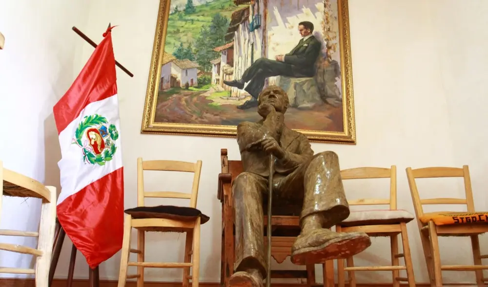 Una estatua de Vallejo rodeada de sillas simula descansar en una de las habitaciones. Foto: Jaime Mendoza / La República Una estatua de Vallejo rodeada de sillas simula descansar en una de las habitaciones. Foto: Jaime Mendoza / La República