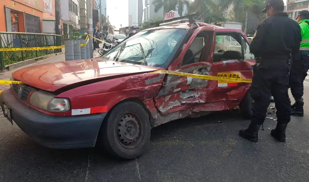 El vehículo que resultó más afectado transitaba por la avenida Petit Thouars. Foto: Gianella Aguirre / URPI-GLR El vehículo que resultó más afectado transitaba por la avenida Petit Thouars. Foto: Gianella Aguirre / URPI-GLR