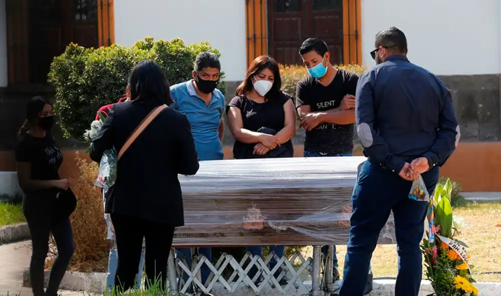 Con un promedio de casi 1.056 muertes al día, enero supera los 19.867 decesos de diciembre, los 18.919 de julio y los 17.839 de junio. Foto: EFE