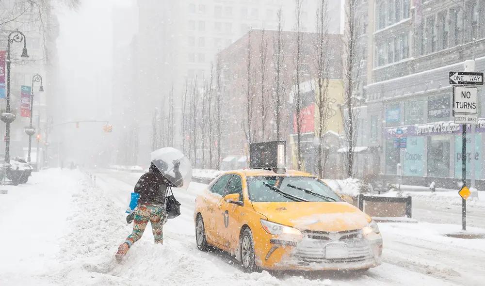 Una mujer corre hacia un taxi en Union Square, en Nueva York, EE. UU., durante la nevada de este 1 de Febrero. EFE/EPA/JASON SZENES Una mujer corre hacia un taxi en Union Square, en Nueva York, EE. UU., durante la nevada de este 1 de Febrero. EFE/EPA/JASON SZENES