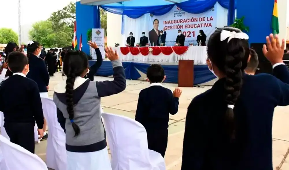 “No vamos a poder iniciar las clases presenciales ni inclusive semipresenciales, vamos a recurrir a la educación a distancia”, explicó el presidente Luis Arce. Foto: AFP