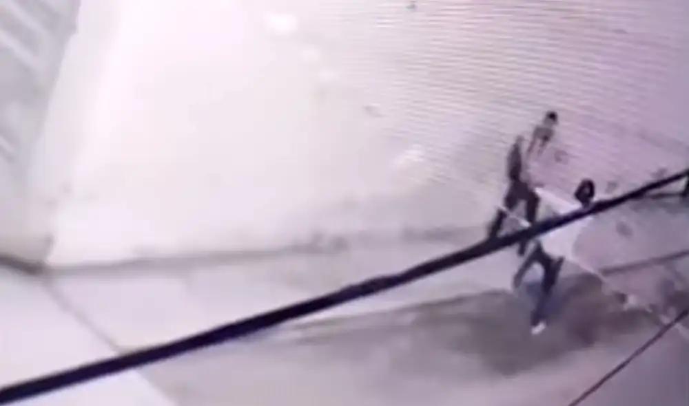 Herido recibió ayuda de sus vecinos y fue evacuado al hospital Cayetano Heredia. Foto: captura de Canal N Herido recibió ayuda de sus vecinos y fue evacuado al hospital Cayetano Heredia. Foto: captura de Canal N