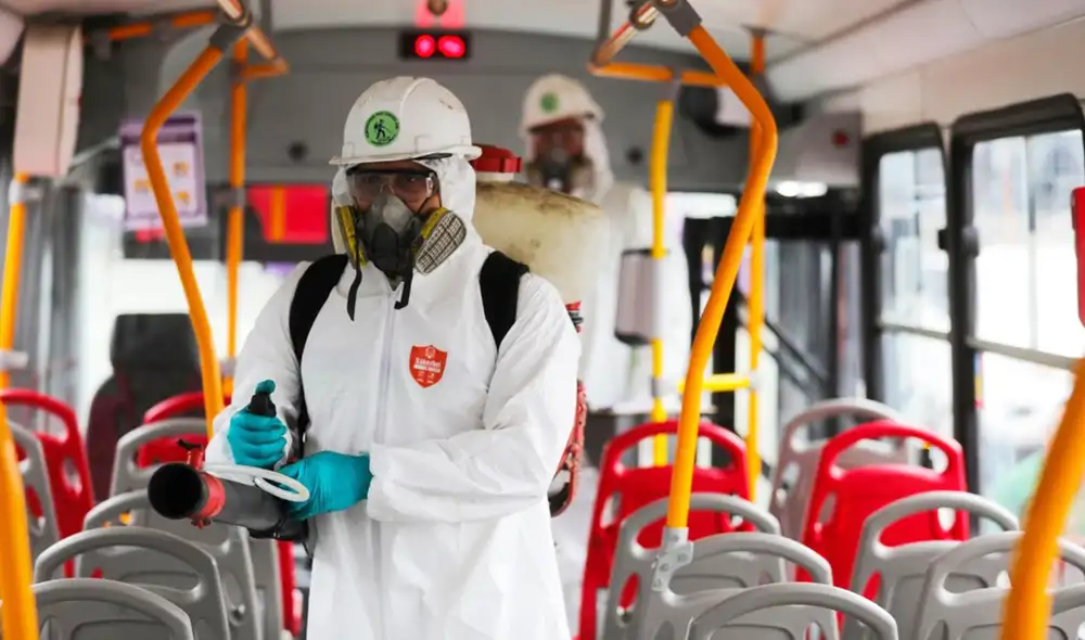 Para que el coronavirus represente una amenaza, debe estar esparcido en grandes cantidades durante su estancia en superficies. Pese a ello, aún no se regulan los tiempos de fumigación en los servicios de transporte | Foto: Andina, difusión Para que el coronavirus represente una amenaza, debe estar esparcido en grandes cantidades durante su estancia en superficies. Pese a ello, aún no se regulan los tiempos de fumigación en los servicios de transporte | Foto: Andina, difusión