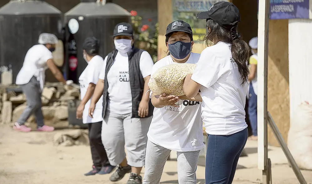Solidarios. “Manos a la olla” es una iniciativa que empezó en 2020. Varios grupos están imitando su labor. Enhorabuena. Foto: Jorge Cerdán/La República Solidarios. “Manos a la olla” es una iniciativa que empezó en 2020. Varios grupos están imitando su labor. Enhorabuena. Foto: Jorge Cerdán/La República