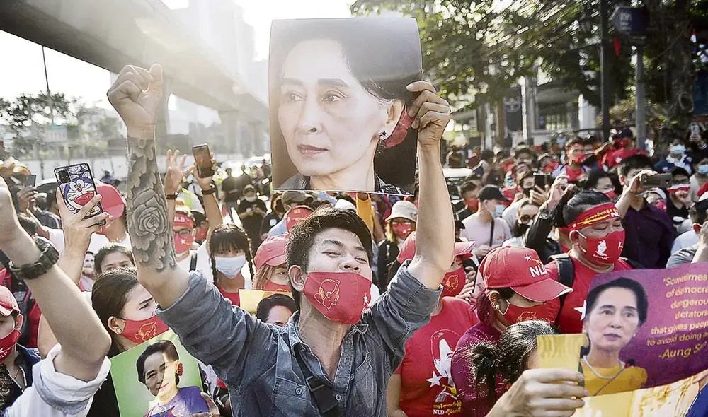 Apoyo. El lunes hubo muestras de solidaridad en Birmania en favor de Aung San Suu Kyi. Foto: AFP Apoyo. El lunes hubo muestras de solidaridad en Birmania en favor de Aung San Suu Kyi. Foto: AFP