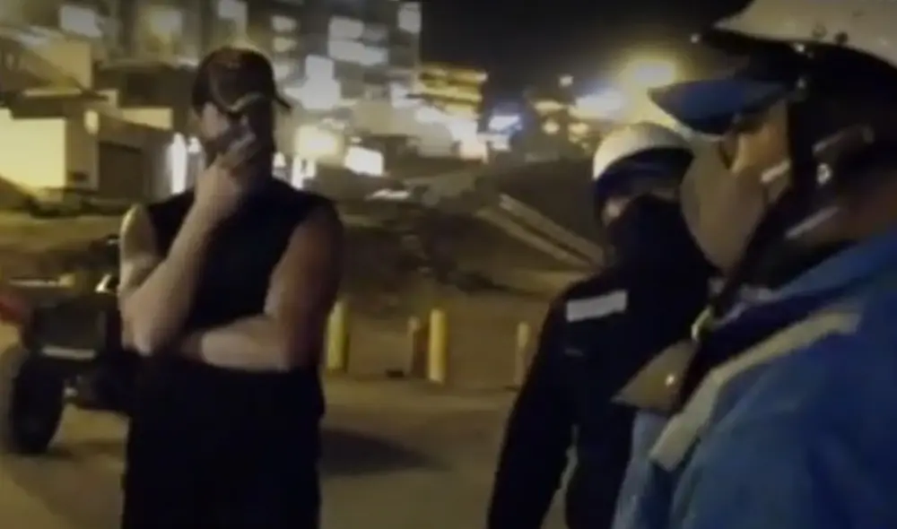Molina, en su afán de evitar que graben la reunión, increpó al personal de Serenazgo por no tener los stickers que llevan los residentes del distrito. Foto: captura de ATV Molina, en su afán de evitar que graben la reunión, increpó al personal de Serenazgo por no tener los stickers que llevan los residentes del distrito. Foto: captura de ATV