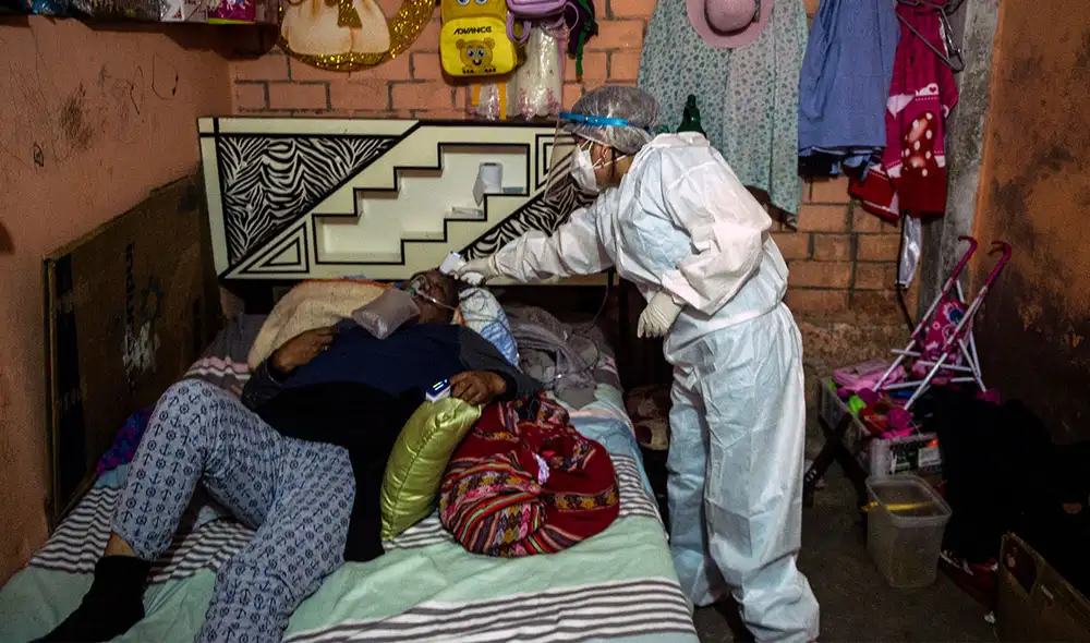 Paciente de COVID-19 durante una visita médica en Lima, Perú. Foto: AFP