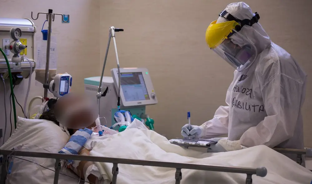 El neumólogo de la Universidad Peruana Cayetano Heredia (UPCH), Óscar Gayoso, recuerda que la infección del coronavirus se inicia en la nariz y garganta. Foto: Antonio Melgarejo/La República