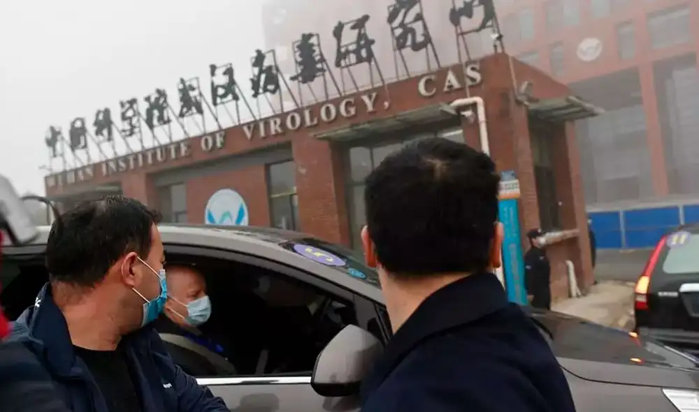 Miembros del equipo de la Organización Mundial de la Salud (OMS) que investigan los orígenes del coronavirus llegan al Instituto de Virología de Wuhan. Foto: AFP