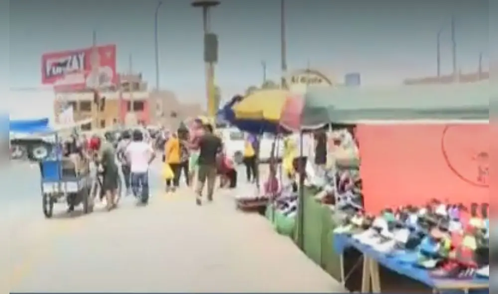 Personal de la municipalidad llegó para retirar a los vendedores ambulantes. Foto: captura de Canal N Personal de la municipalidad llegó para retirar a los vendedores ambulantes. Foto: captura de Canal N