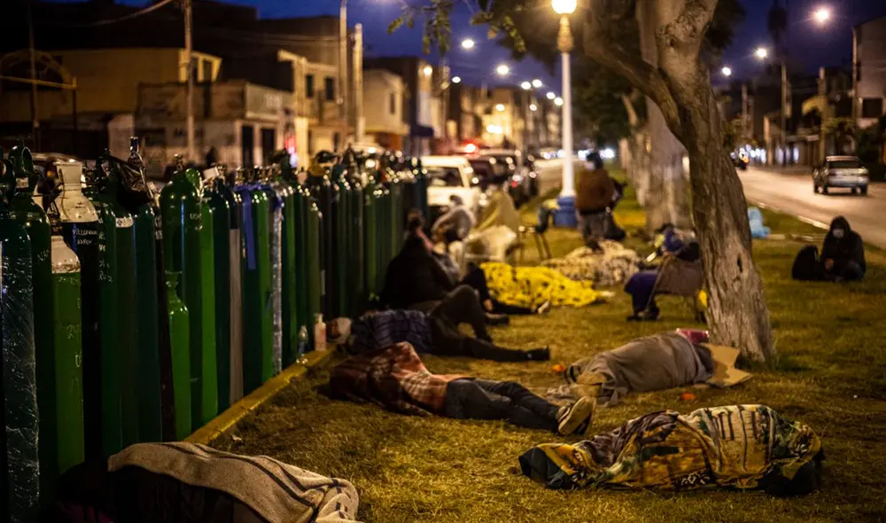 Familiares de pacientes con COVID-19 hacen largas colas para obtener oxígeno medicinal. Foto: Ernesto Benavides/AFP