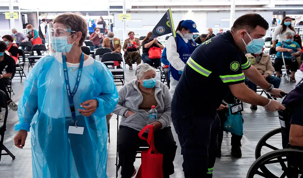 Personas mayores durante la espera el miércoles para recibir la primera dosis de la vacuna Sinovac contra la COVID-19 en un centro habilitado para la vacunación en masa en Santiago (Chile). Foto: EFE Personas mayores durante la espera el miércoles para recibir la primera dosis de la vacuna Sinovac contra la COVID-19 en un centro habilitado para la vacunación en masa en Santiago (Chile). Foto: EFE