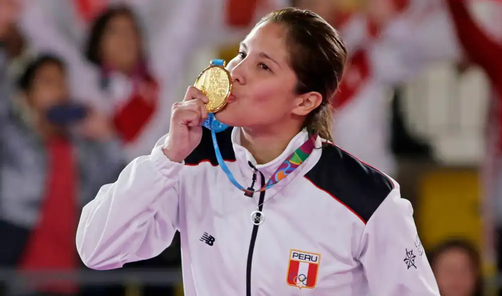Alexandra Grande besa la medalla de oro que logró en los Juegos Panamericanos Lima 2019. Foto: La República