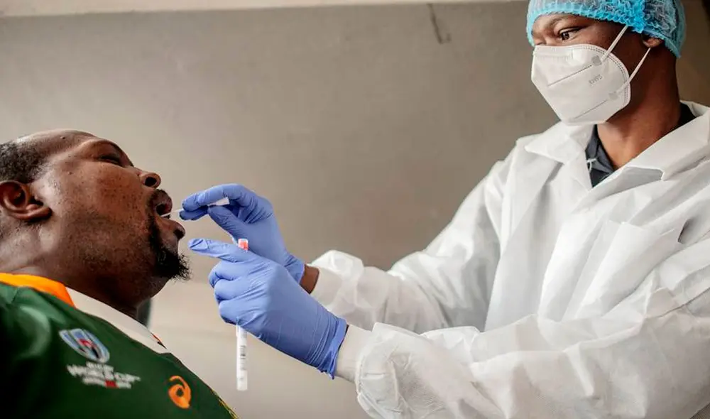 La falta de personal obliga a los profesionales de salud a pasar del “servicio COVID” a “servicios no COVID”. Foto: AFP