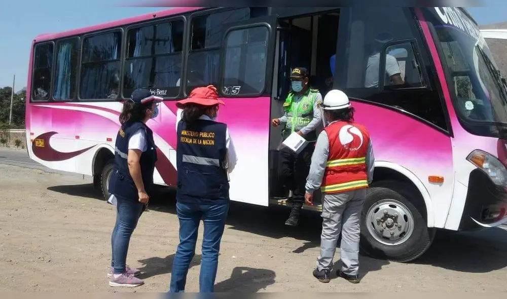 Policías inspeccionaron buses en el centro poblado de Menocucho. Foto: difusión Policías inspeccionaron buses en el centro poblado de Menocucho. Foto: difusión