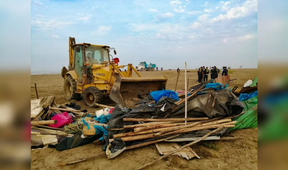 Con ayuda de maquinaria pesada se destruyeron rústicas ramadas en Huanchaco. Foto: difusión