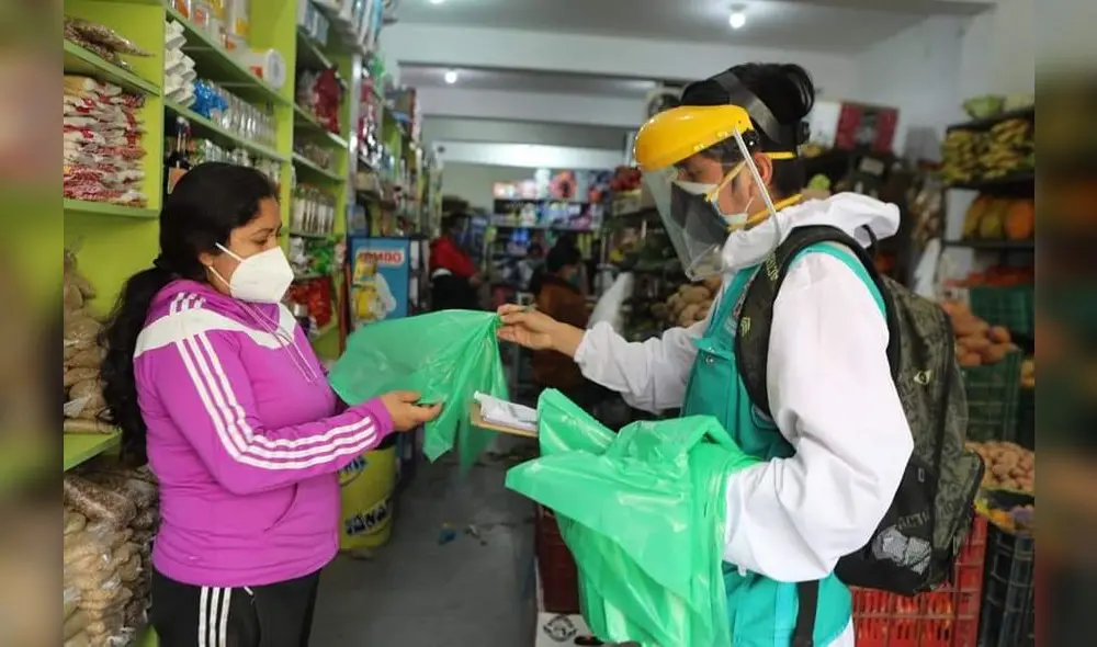 Vecinos de Víctor Larco reciben bolsas biodegradables para residuos sólidos. Foto: difusión Vecinos de Víctor Larco reciben bolsas biodegradables para residuos sólidos. Foto: difusión
